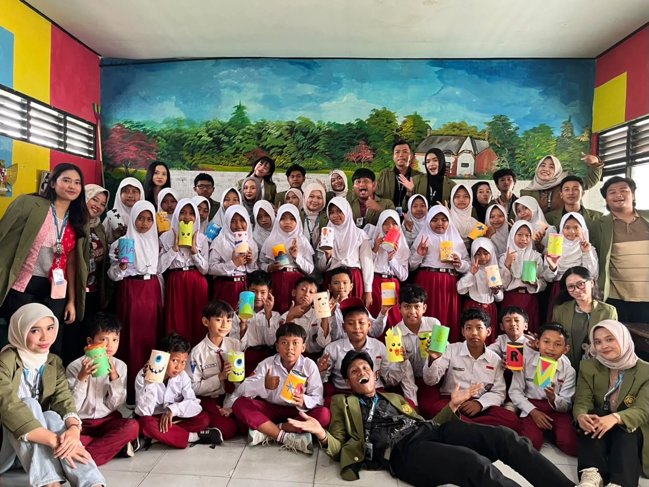 Mahasiswa KKN Tanamkan Budaya Menabung melalui Kreasi Celengan bersama Siswa SD Sumberoto